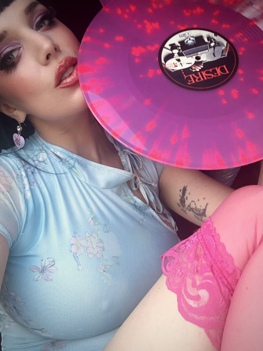 Delicious vinyl color 🤤 exclusive for tour starting in 7 days!!! 💋🩸🎀