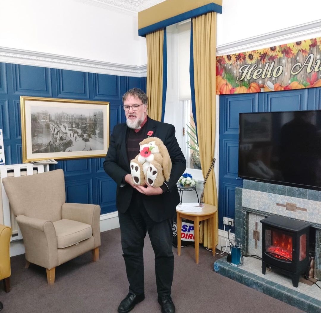 AS_Bearsden's tweet photo. Revd David visited Abbotsford House care home with Benjamin the praying bunny complete with poppy for a service of remembrance which included hymns, prayers and readings plus a time for sharing memories.
#allsaintsbearsden #scottishepiscopalchurch #dioceseofglasgowandgalloway https://t.co/N5jlbF5EN8