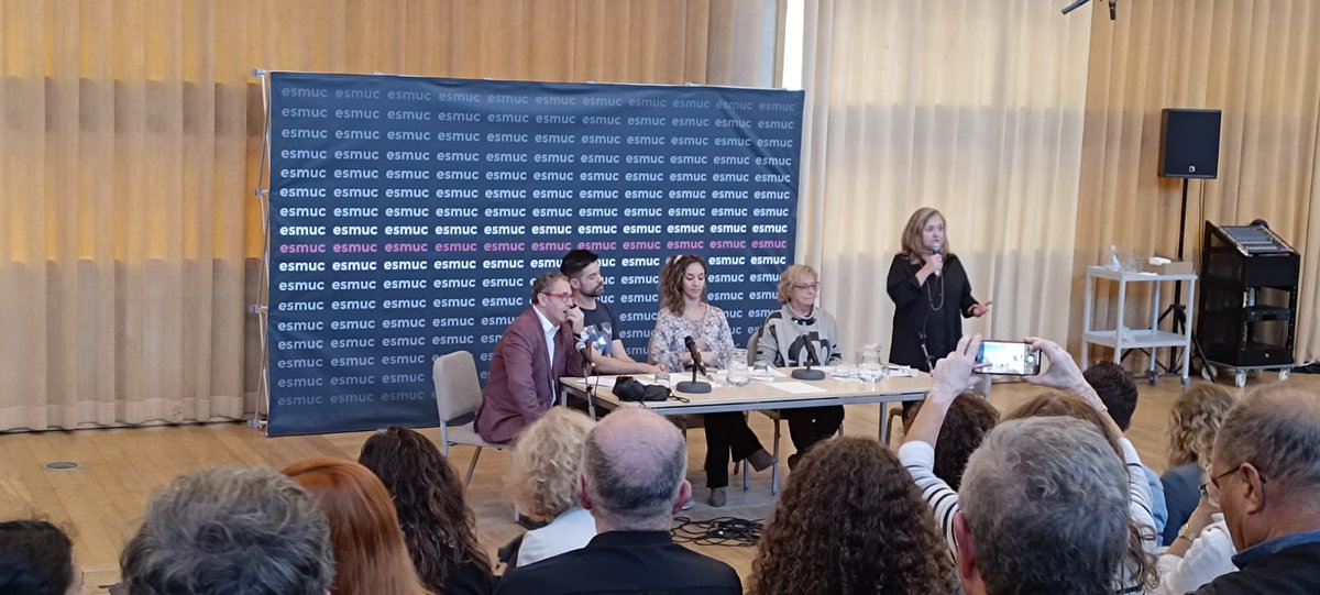 InfermeriaSPau's tweet photo. En la tercera taula rodona participà la Dra. Carme Jové explicant la seva experiència coordinant un estudi de musicoteràpia a l'UCI  amb uns grans resultats,  que està a punt de publicar-se. Això ens va permetre reunir-nos un grup de professionals d' @HospitalSantPau https://t.co/FSfAsVq9Hb