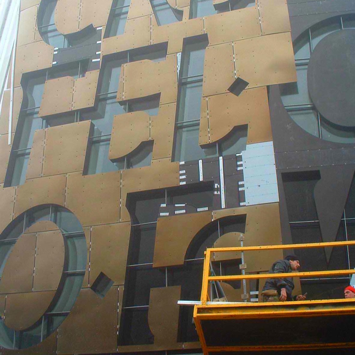 theCentre's tweet image. Who remembers when our building was under construction?👷
This month marks 20 years since we opened our doors! What’s your favourite memory here?
The design reflects the unique natural and industrial landscape of Wales, taking inspiration from the sea cliffs and steel…