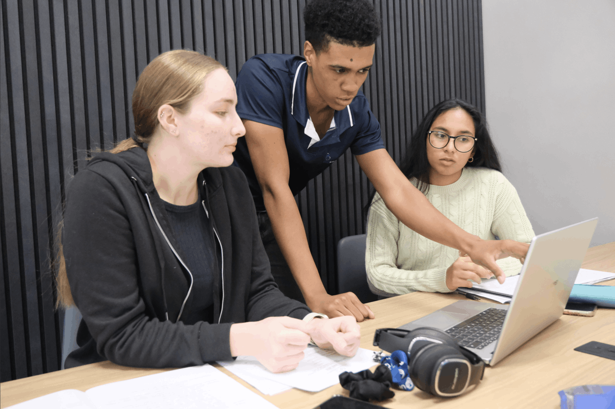 HealthSci_News's tweet photo. 𝗚𝗼𝗼𝗱 𝗹𝘂𝗰𝗸 𝘁𝗼 𝗮𝗹𝗹 𝗼𝘂𝗿 𝘀𝘁𝘂𝗱𝗲𝗻𝘁𝘀 𝗰𝘂𝗿𝗿𝗲𝗻𝘁𝗹𝘆 𝘁𝗮𝗸𝗶𝗻𝗴 𝗲𝘅𝗮𝗺𝘀! 🌟

With exams ongoing, remember to take care of yourself – prioritise good sleep, stay hydrated, and take breaks to keep your mind fresh. 

#UFS | #HealthSciences | #Kovsie https://t.co/KJgC4pTUWA