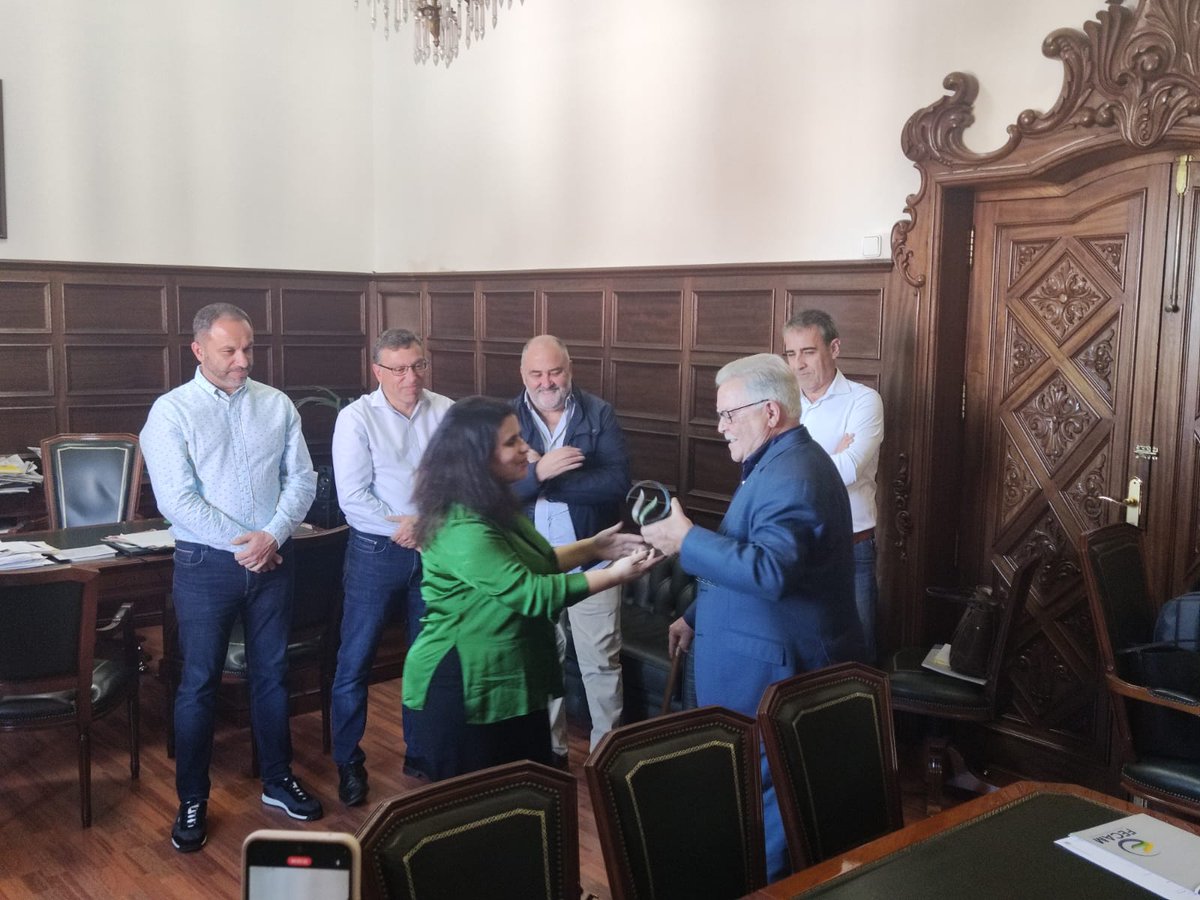 <a href="/EscolasticoGilH/">Escolástico Gil</a> 🤝Además, la presidenta de la FECAM, <a href="/_mari_brito/">Mari Brito</a>, en compañía del vicepresidente primero, <a href="/oscarhdezsuarez/">Óscar Hernández</a>, el vicepresidente tercero, Raúl Afonso, y el vocal, <a href="/FranciscoAtta/">Francisco Atta Pérez</a>, aprovecharon la ocasión para rendir un homenaje al alcalde de <a href="/Ayto_VillaSB/">Ayuntamiento de Santa Brígida</a>, <a href="/JMBravodeLaguna/">JM Bravo de Laguna</a> [...]