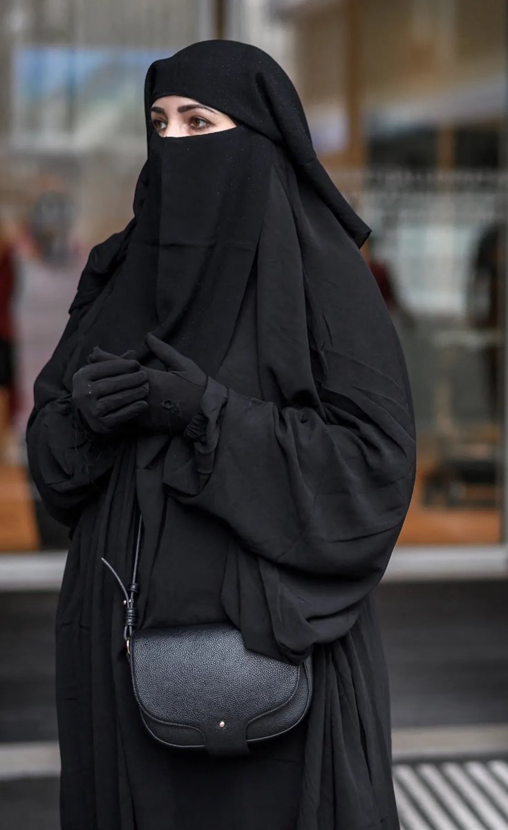 userisdowner's tweet photo. سويسرا وافقت على منع لبس النقاب في كل انحاء البلاد حتى بالشارع وراح يتم العمل بالقانون الجديدة بداية من العام  القادم 2025  .

سويسرا قالت ان سبب المنع هو دواعي صحية وامنية، والمصوتين من الشعب علم 2021  كانت اسبابهم امنية وكذلك كانوا يقولون انه اداة عبودية وطمس للهوية . https://t.co/4trfnYeJ5j
