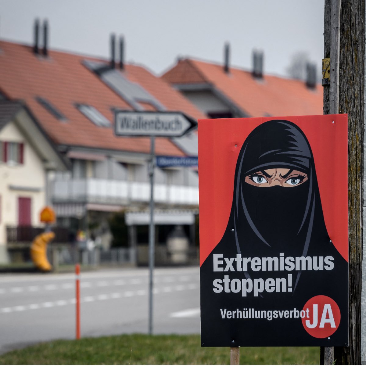 سويسرا وافقت على منع لبس النقاب في كل انحاء البلاد حتى بالشارع وراح يتم العمل بالقانون الجديدة بداية من العام  القادم 2025  .

سويسرا قالت ان سبب المنع هو دواعي صحية وامنية، والمصوتين من الشعب علم 2021  كانت اسبابهم امنية وكذلك كانوا يقولون انه اداة عبودية وطمس للهوية .