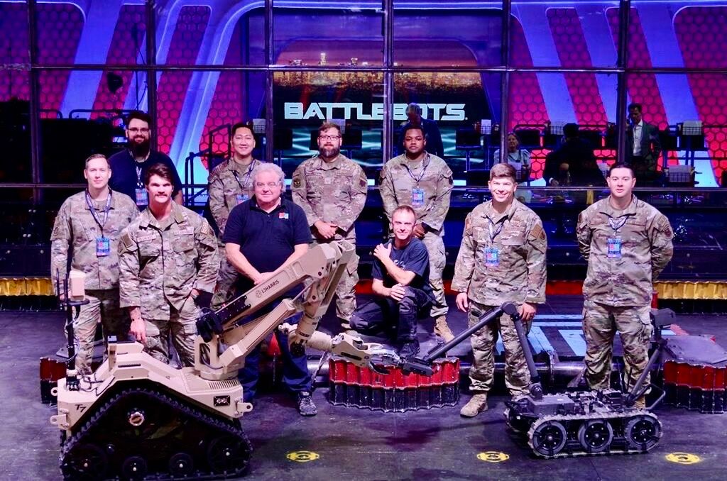 BattleBots's tweet image. Thank you to all who serve and innovate 🇺🇸 #VeteransDay #STEM