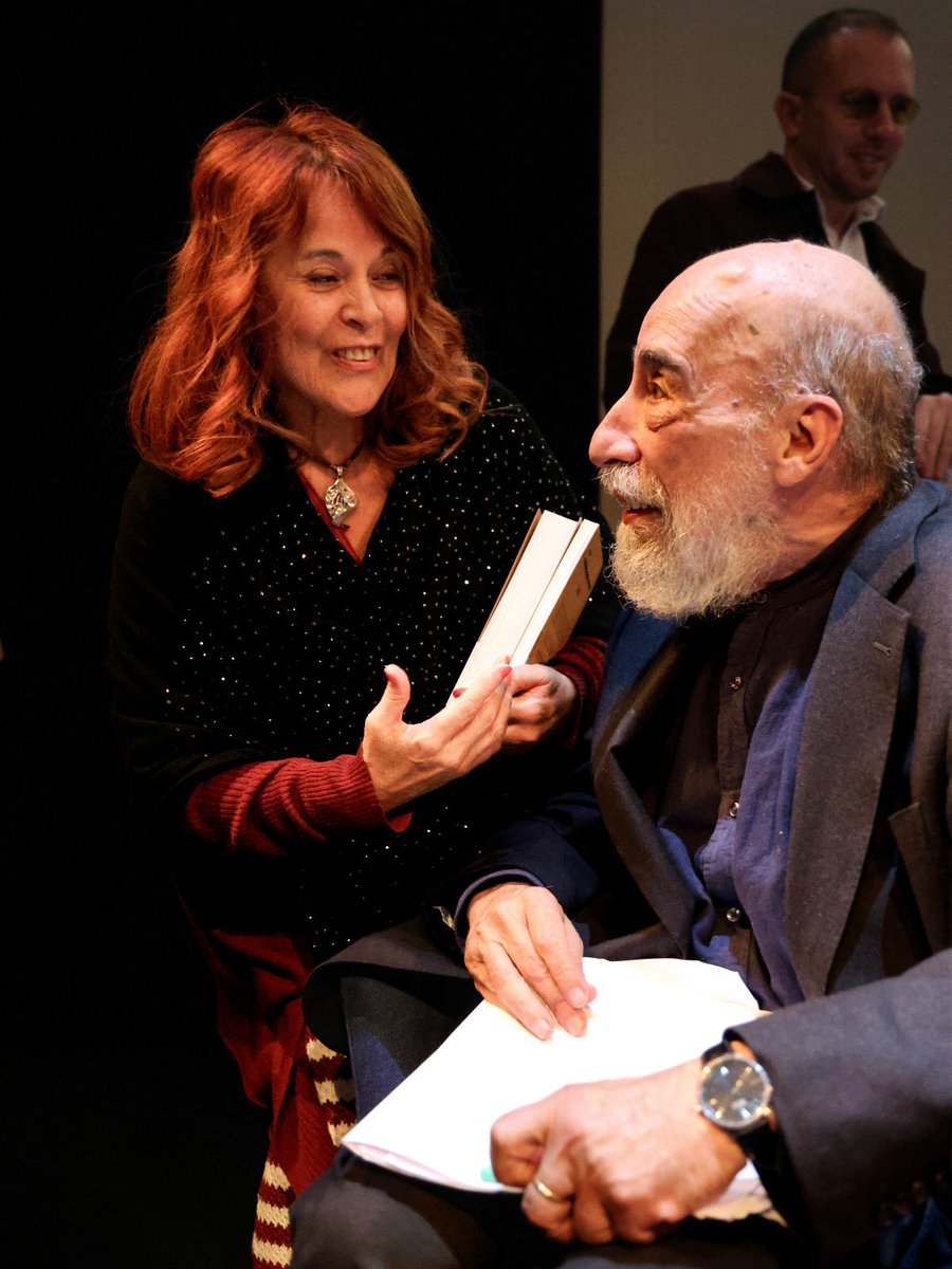 Con el gran poeta Raúl Zurita ayer en el Teatro La Abadía. Tuve la suerte de escucharlo y de que me firmara dos libros. Uno con una dedicatoria muy especial. Y encima, una foto de <a href="/IsabelWagemann/">Isabel Wagemann</a> !  #milgracias #raulzurita #festivaleñe #poesia #buch #poeta #cultura #libros #poet