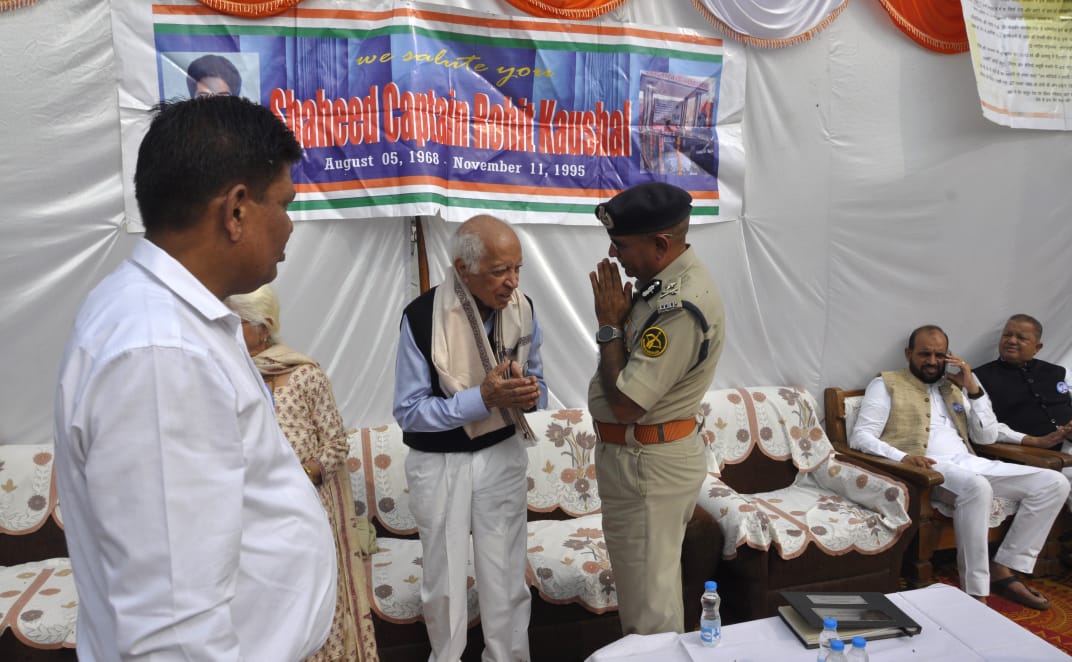 ITBP_official's tweet photo. बी.टी.सी. भानु में गुरु नानक जयंती पर संस्थान के पदाधिकारियों और उनके परिजनों ने प्रभात फेरी निकाली। साथ ही, पंचकूला के ग्राम जलौली में शहादत दिवस पर शहीद कैप्टन रोहित कौशल के स्मारक पर श्री ए.पी.एस. निंबाड़िया, महानिरीक्षक ने श्रद्धा सुमन अर्पित किए।
#ITBP
#HIMVEERS
#TeamBTC https://t.co/9atRpqhuV2