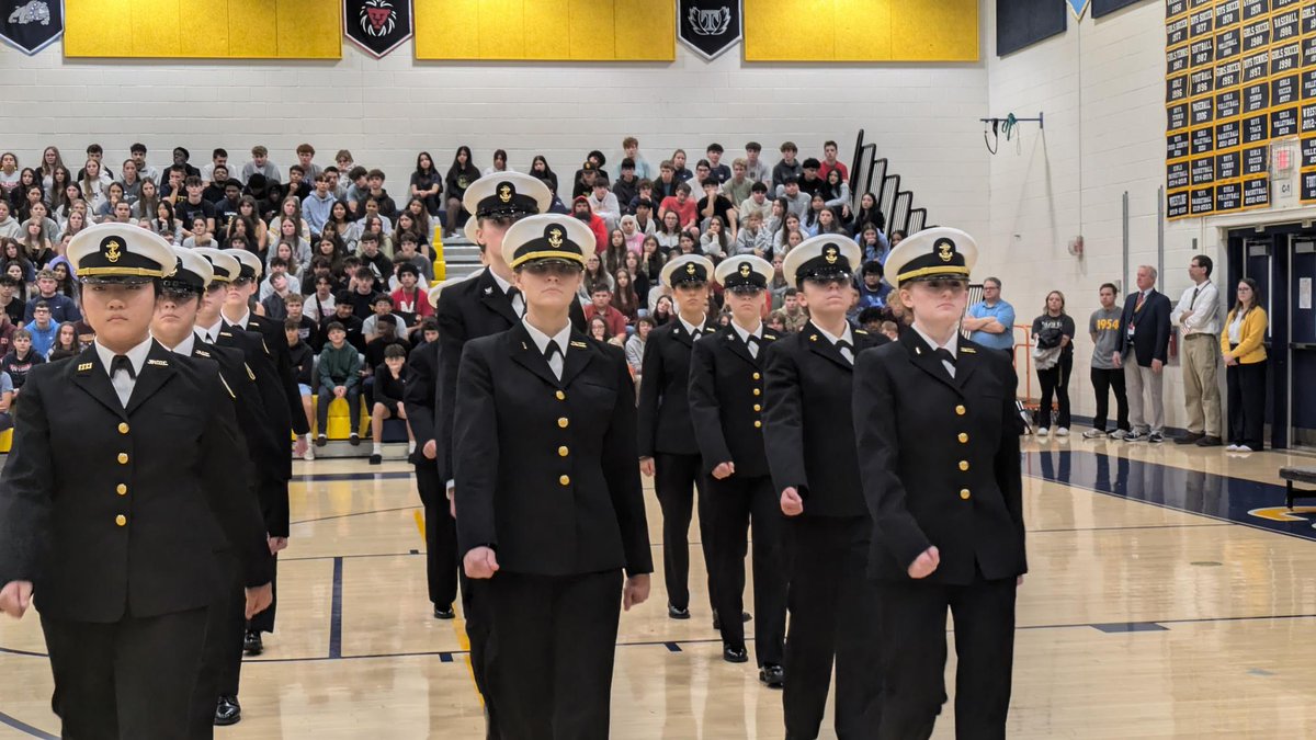 LoudounSupe's tweet image. Today, we honor and thank all veterans for their courage and commitment to our nation. Special appreciation to our Loudoun County HS JROTC students, who proudly carry forward a legacy of service and dedication. #VeteransDay #OneLCPS