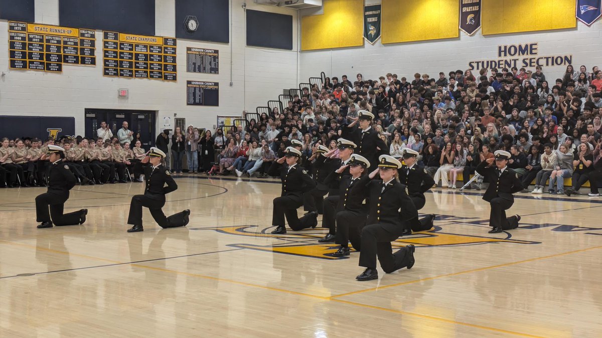 LoudounSupe's tweet image. Today, we honor and thank all veterans for their courage and commitment to our nation. Special appreciation to our Loudoun County HS JROTC students, who proudly carry forward a legacy of service and dedication. #VeteransDay #OneLCPS