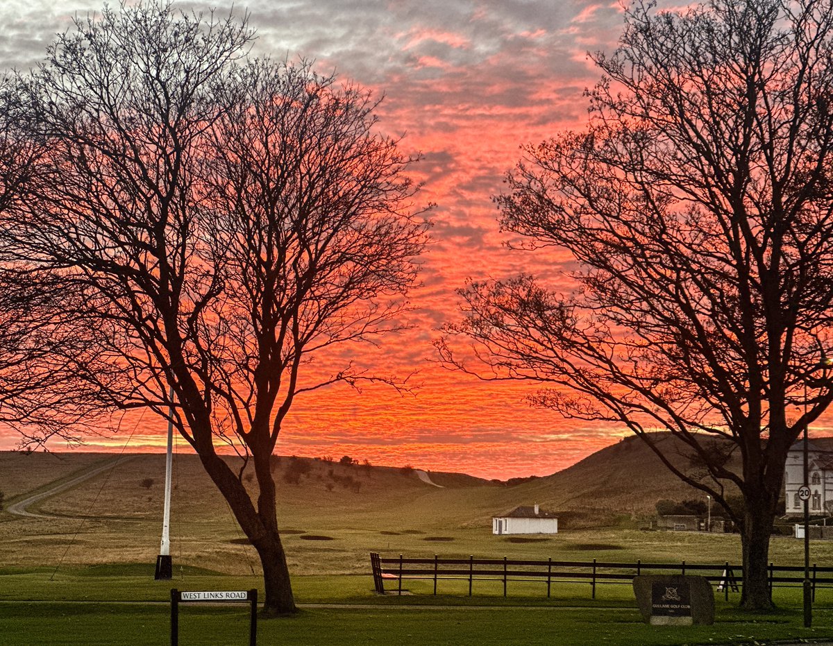 ukgolfguy's tweet image. Spectacular skies over Gullane 1.

4:15pm!