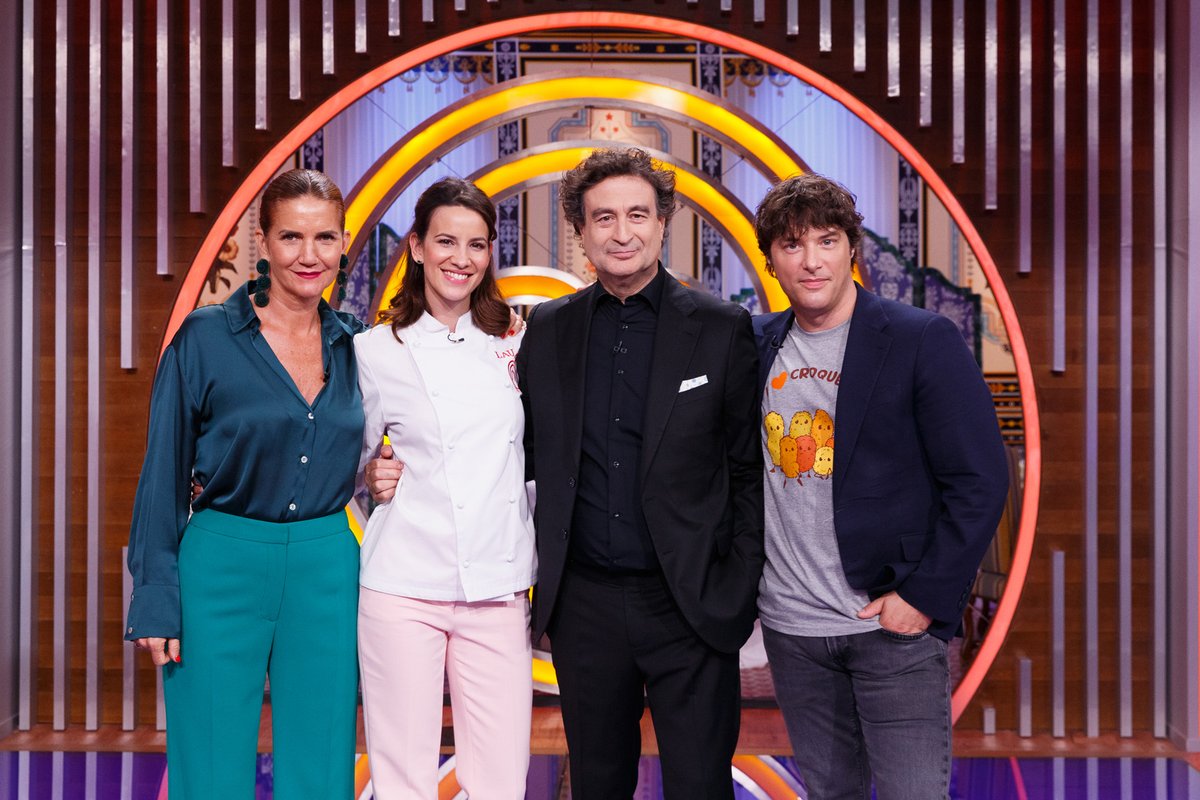 FandeMasterChef's tweet photo. Esta noche en #MCCelebrity los aspirantes cocinarán para sus amigos, formarán un único equipo en @exehotels Moncloa para medirse a los chefs @Bego_Rodrigo_ @PepeSolla y visita de @LauraLondonoT y @jordirocasan https://t.co/50rOqaOy0l