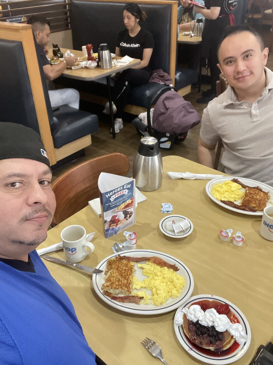 PudgeFernandez's tweet photo. Shout out and thank you to @IHOP for our Veterans day breakfast!!  #Army and #AirForce talking smack over flapjacks! 🇺🇸🫡
#VeteransDay 
Thank you to all who served!!! https://t.co/w2JANnwNTk