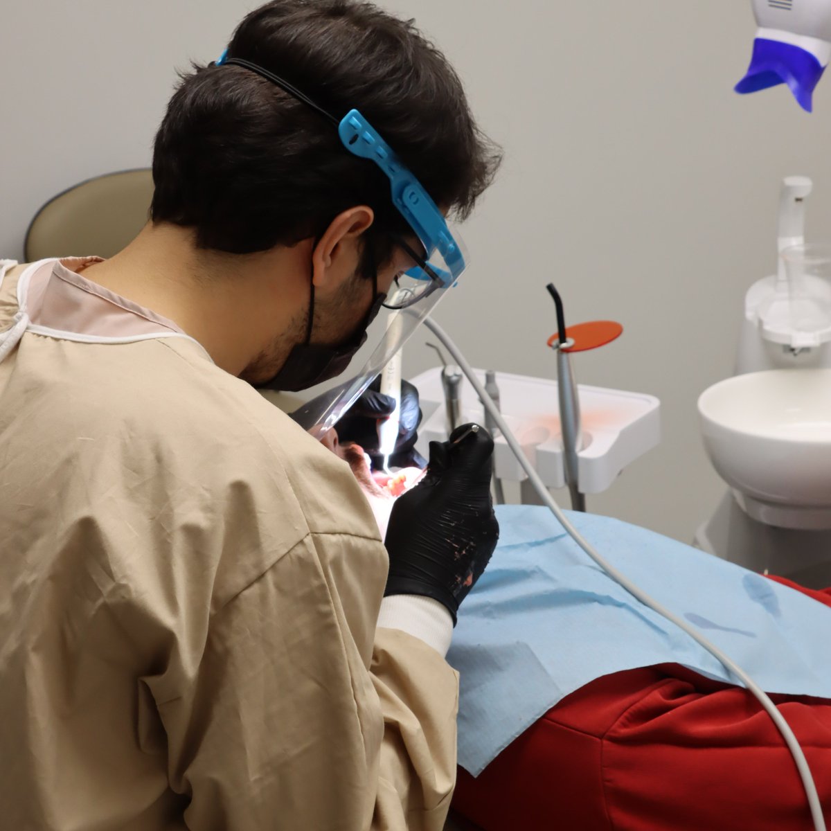 doreclinic's tweet photo. Haftanın ilk gününden sağlıklı gülüşlere adım atmaya devam ediyoruz! ✨ Ahmet Hocamızla gerçekleştirdiğimiz günün son işlemi olan Dental Calculus (Tartar) Removal ile dişlerdeki tartar ve plaklardan kurtulmanın önemini bir kez daha vurguluyoruz. Sağlıklı diş etleri ve parlak gülüşler için düzenli bakım şart! 🦷💙 Unutmayın, güzel bir gülüş sağlıklı dişlerle başlar.  
#TartarTemizliği #DişSağlığı
