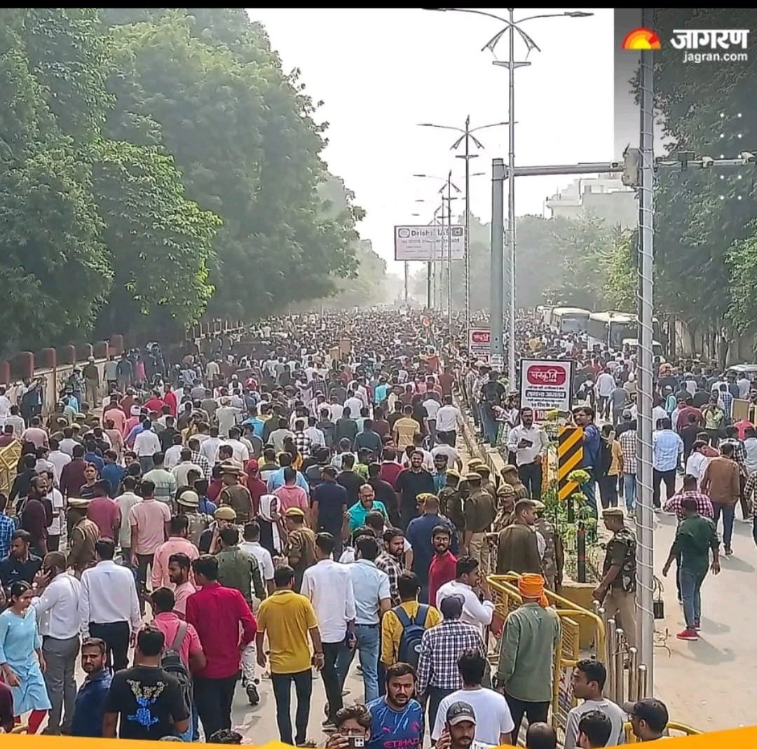 anuragbarabanki's tweet image. अगर ये लड़के कांवड़ यात्रा की भीड़ होते तो इन पर हेलीकॉप्टर से फूल बरसते। लेकिन, नौकरी मांग रहे हैं लट्ठ बज रहा है।
गजब है।
#Normalization उत्तर प्रदेश लोक सेवा आयोग