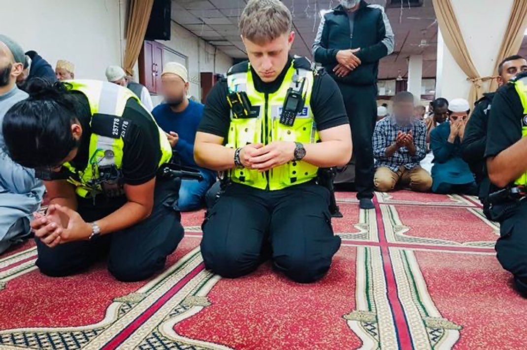 AshleaSimonAFE's tweet photo. And we’re meant to respect the police when this is what they have become? https://t.co/PhrmnTqp0r