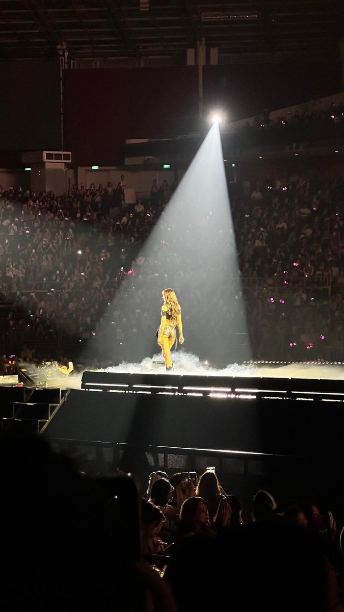 lalisahourIy's tweet photo. lisa and lilies 🥹 https://t.co/1w6Tm2jSuw
