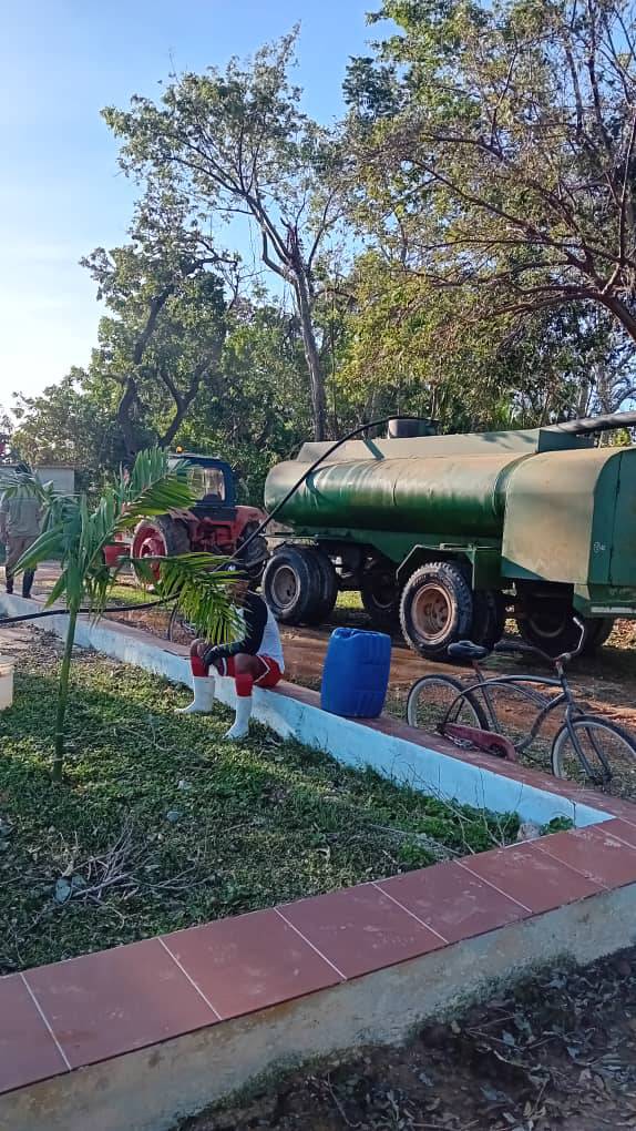 Llegan a surgidero de Batabanó 10 tanques de 2100 lts cada uno para reforzar servicio de agua punto de fácil acceso, en provincia Mayabeque.
#FuerzaCuba
#UnidosPorCuba
#TumbaElBoqueo