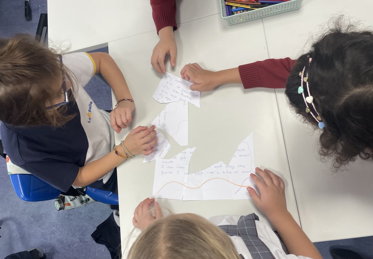 Here we are, in 2nd grade, solving this puzzle to solve a mystery of our English seminar. We are all fantastic detectives!