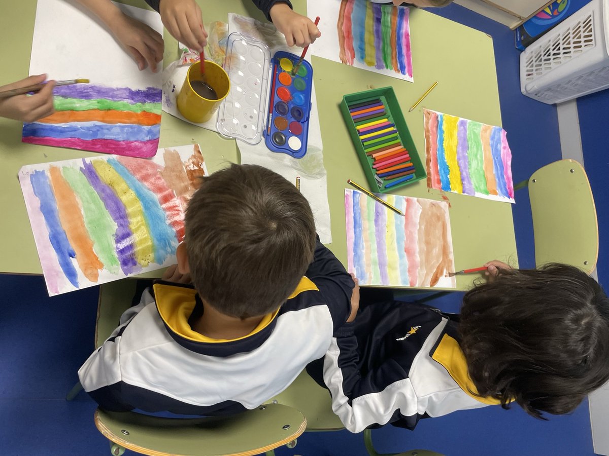 An original activity with watercolors to remember colours and write them down. Which one is your favourite? We love them all.