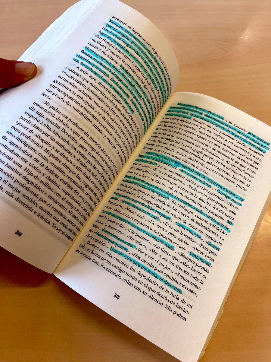 Hoy me han enviado estas fotos desde la biblioteca de una cárcel. La educadora social me las envía para que vea cómo tienen los internos el libro. Dice que lo sacan mucho y que lo leen un montón y que lo subrayan y se lo pasan de mano en mano. Y mira… me ha emocionado mucho.