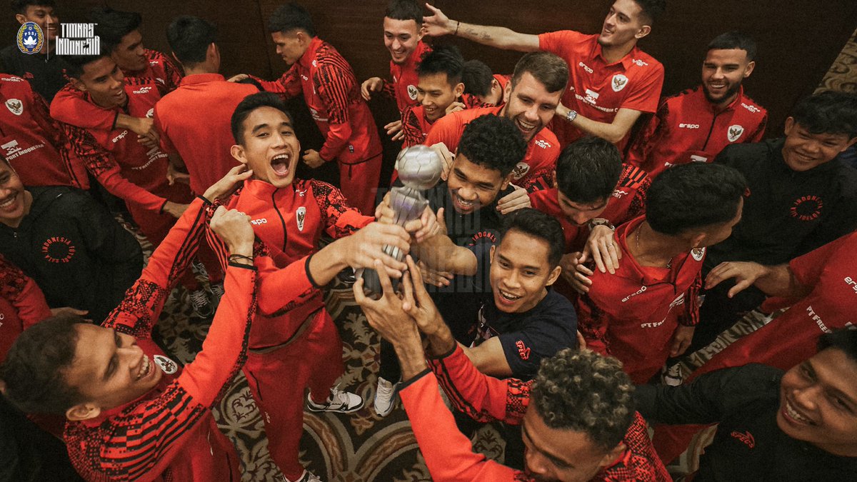 TimnasIndonesia's tweet photo. Malam ini, @TimnasIndonesia menyambut Timnas Futsal yang baru saja menjuarai ASEAN Futsal Championship 2024. 🏆🤝

‣ #KitaGaruda ‣ #SatuKeluarga https://t.co/13WMn74Qq3