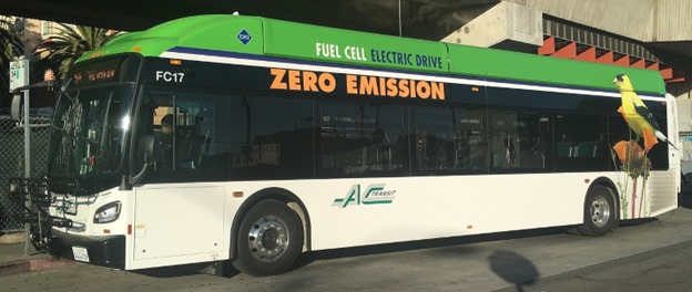 JipeTrains's tweet photo. @ClassicsJipe @FlyJipe @CruiseJipe @Jp_ndiso AC Transit's newly-acquired New Flyer XHE40 (#FC17) laying over at Fruitvale on the 54 line.
It is painted with a green top that looks similar to the previous AC Transit hydrogen buses from Van Hool. https://t.co/dm5V336pAi