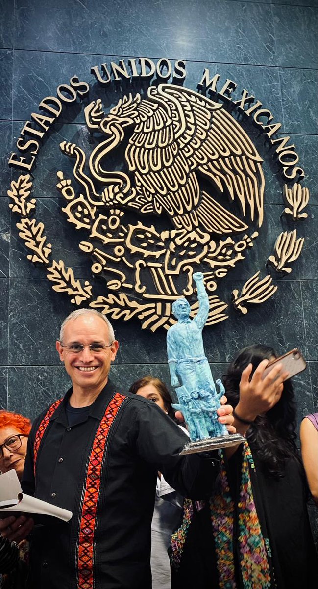 Agradezco mucho a los organizadores del Premio Nacional Carlos Montemayor 2024. Esta distinción es un llamado ético que nos compromete a buscar siempre la verdad, cultivar la dignidad humana y seguir luchando por una sociedad más justa.