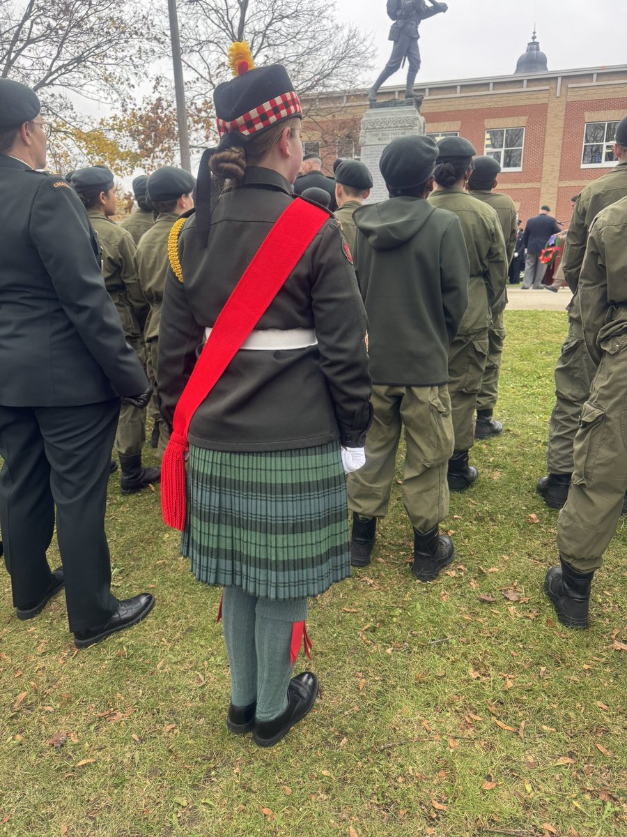 DanMac2014's tweet photo. #RemembranceDay for the town of #Orangeville #Ontario. Looks quite amazing when the town comes together like this! #LisaPost #TownCouncil #Army #Police #FireDpt #EMS #Veterans #Cadets #Citizens @RoyalCdnLegion https://t.co/RRCsL6GfcX