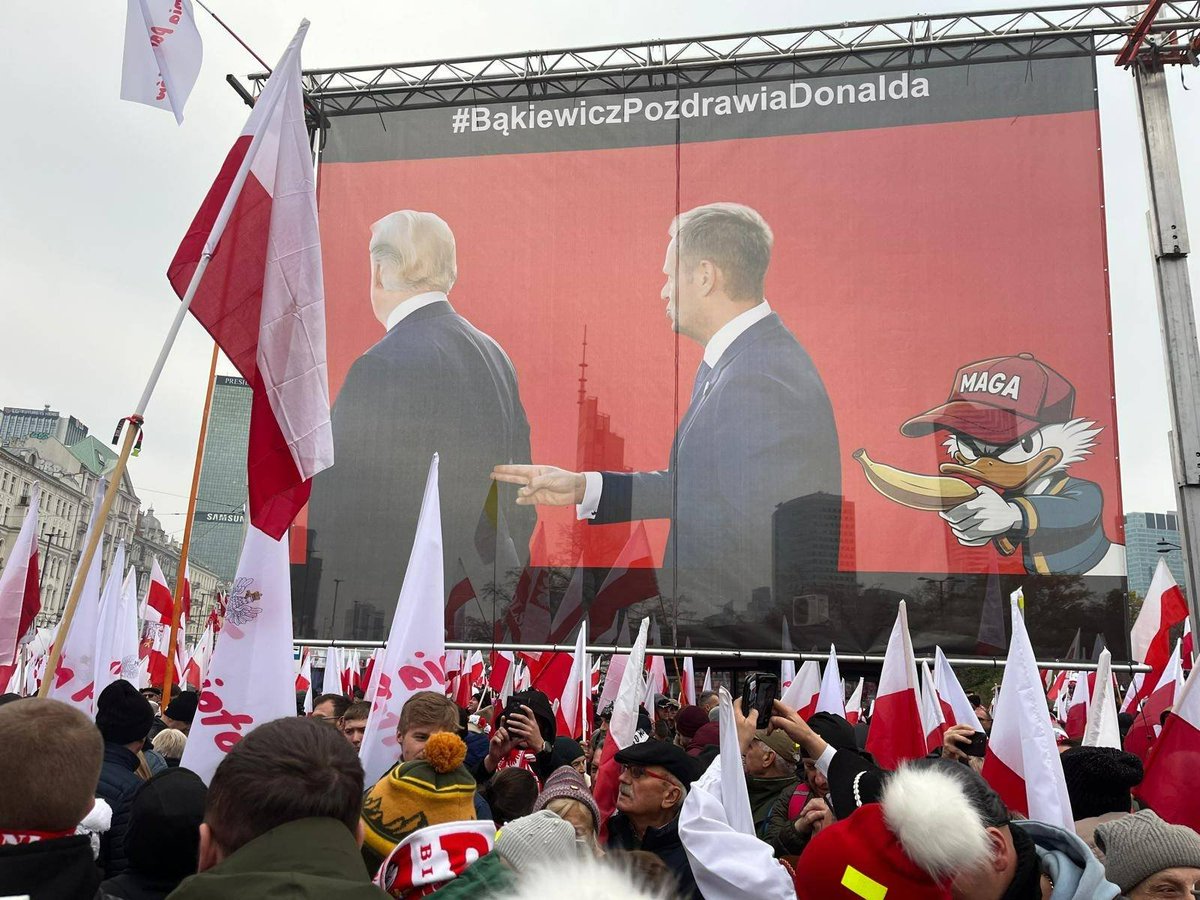 GotfrydKarol's tweet photo. Prime Minister Tusk is in hospital for a planned surgery, but he was kind of present in downtown Warsaw at the #IndependenceMarch today https://t.co/Eh6Ro4ruHL
