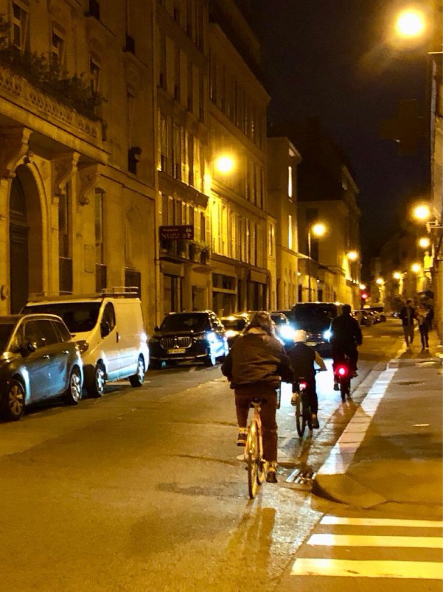 La pregunta es, ¿te sientes con seguridad como para circular en familia con la bici en tu ciudad?

Si la respuesta en no, toca cambiar la ciudad.