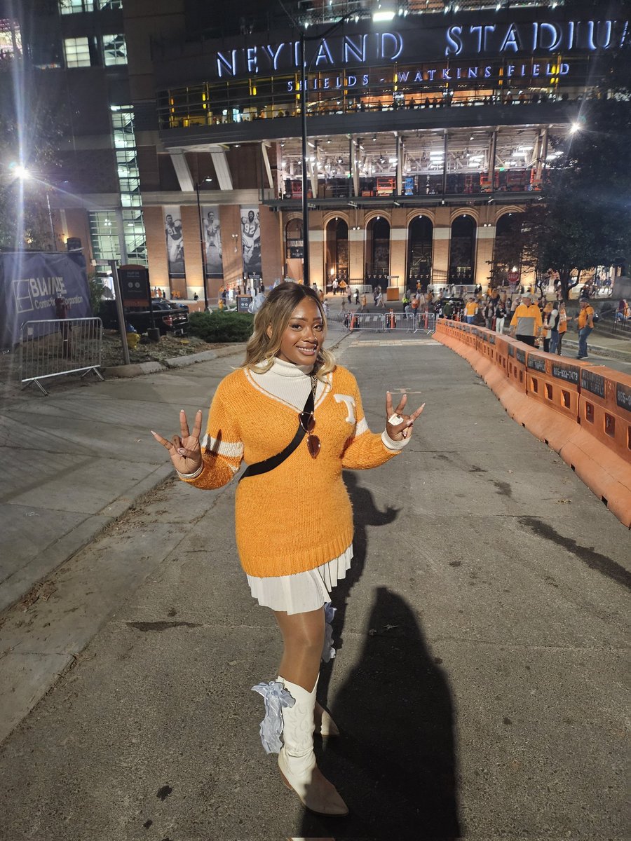 ReignOfThaBULL's tweet image. Alll Vol #V4L 

( i did not get not night 1 or night 2 pics. smh)