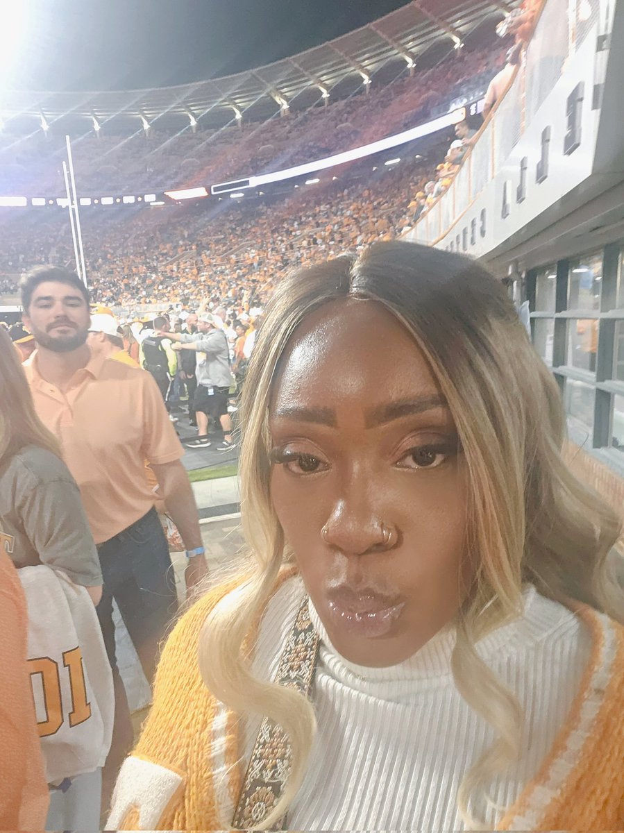 ReignOfThaBULL's tweet image. Alll Vol #V4L 

( i did not get not night 1 or night 2 pics. smh)