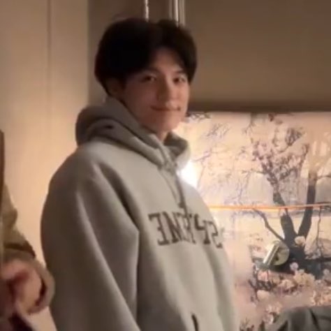 จะไปนอนแล้วนะ พรุ่งนี้วันอังคารเสื้อพละนะแม่ ไม่ใช่เสื้อนักเรียนครุบอกมา อย่าจับใส่ผิดวันอีกนะ ไม่เหมือนเพื่อนโน่อาย  , จ้าลูก