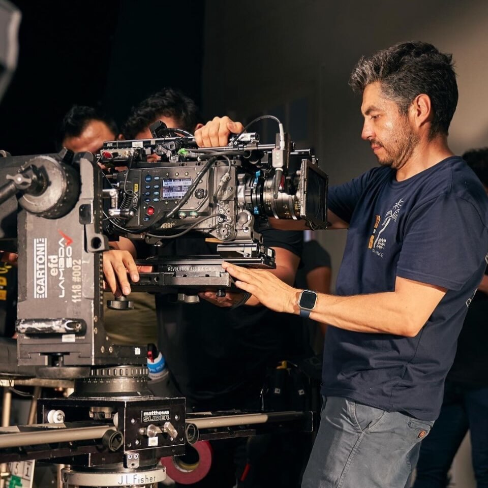 CartoniSocial's tweet photo. Mexico - @donharry_focuspuller from @est_churubusco filming with Cartoni a classic Lambda 50.

#cartonisocial #cartonitripods #estudioschurubuscoazteca #cartonilambda #lambda50 #productioncompany #filmindustry https://t.co/PhWTK1caib https://t.co/lOuRzKcsXh
