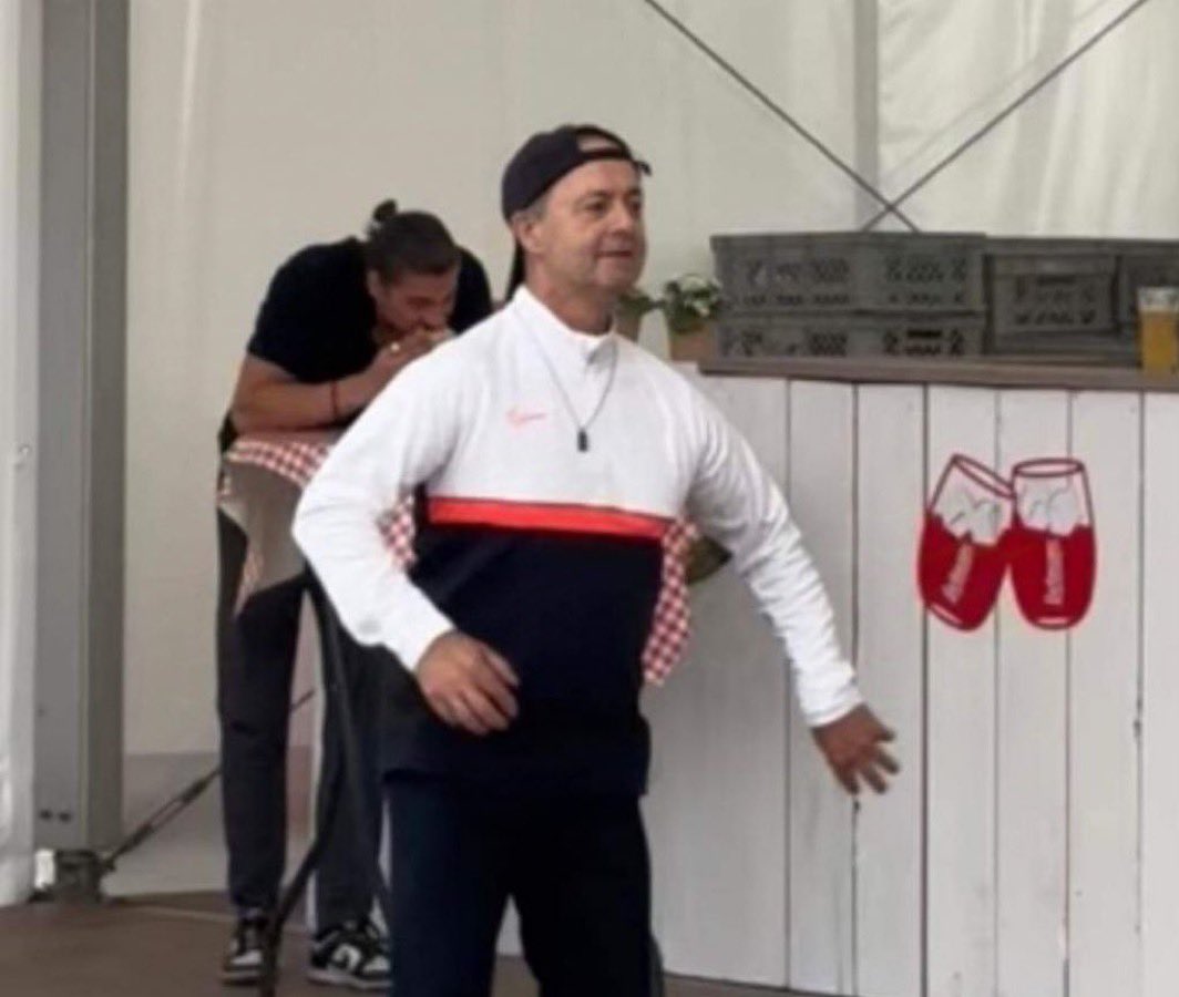 Tu sors promener ton chien et tu te fais tuer à coups de couteaux sans aucune raison par Mohamed Akouchath dans ta petite ville de Marcq-en-Baroeul de 39 000 habitants.

Telle est la France.
Telle fut la fin de Daniel Becquet, 58 ans.