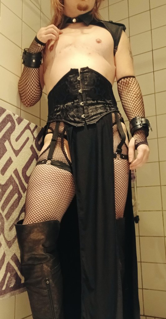 Dkftm4's tweet photo. Feeling like an evil sorcerer 🖤 https://t.co/obYKo7P2JA