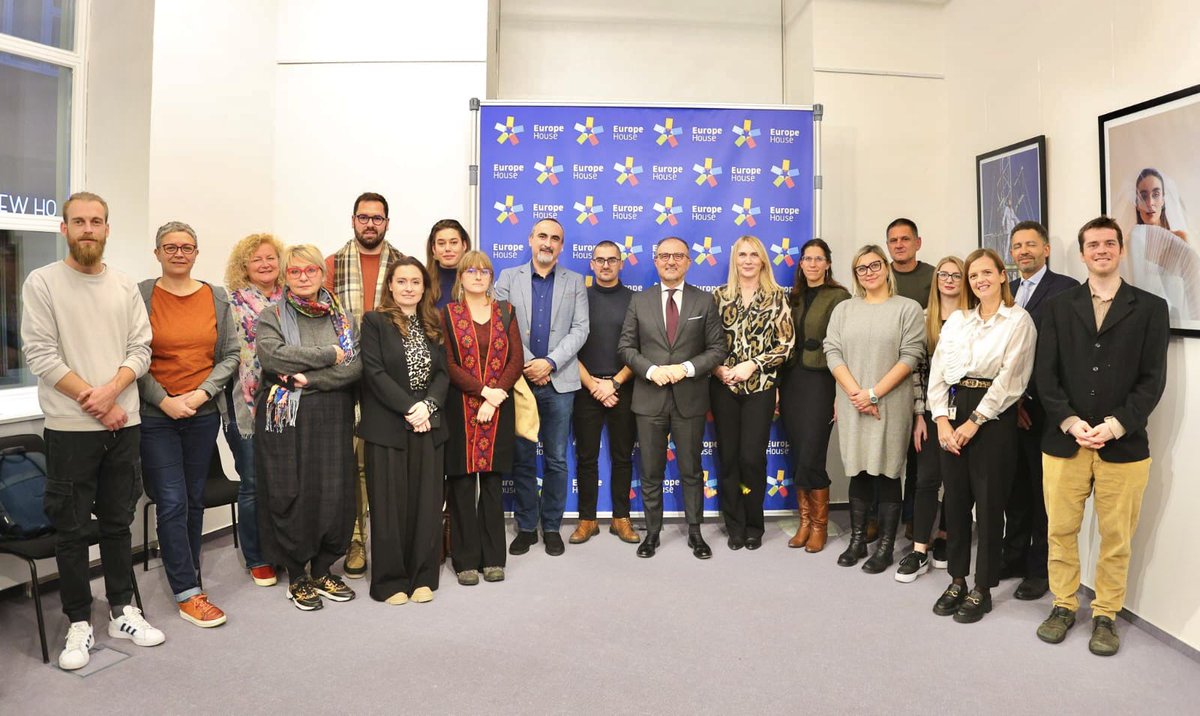 Excellent talk with civil society reps at #EnlargementCafe in Europe House about 2024 <a href="/EU_Commission/">European Commission</a> Report.

Once accession negotiations will start, CSOs will play a bigger role. 

You must carry on making your voice heard. 🇪🇺 will be there to continue supporting you. 🇪🇺🇧🇦