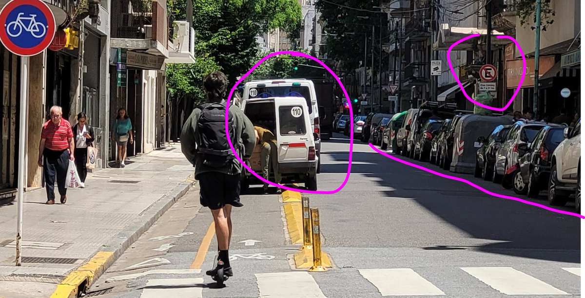 Según nos dice <a href="/jorgemacri/">Jorge Macri</a> lo que hace que la ciclovía de Marcelo T no funcione es que los autos obstaculizan el tránsito de otros autos cuando quieren estacionar en una zona donde no se puede. O cuando quieren descargar del lado izquierdo, cosa que tampoco se puede.
