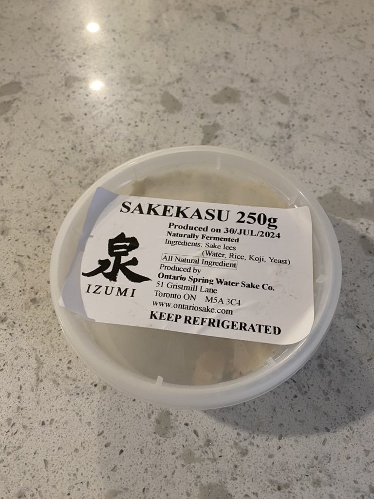 toronto_0919's tweet photo. トロントにある日本酒醸造所「泉」で酒粕手に入れた🥹✨小さい頃からお母さんが冬になると甘酒作ってくれてて私の大好物！自分で酒粕から作ると甘すぎないから好き◎
250gもあって$4だったからコスパ良いし、甘酒以外にも使える量なのも嬉しい！

📍 IZUMI Brewery

https://t.co/gfW4oFrKGE https://t.co/HfsnNoNDEX