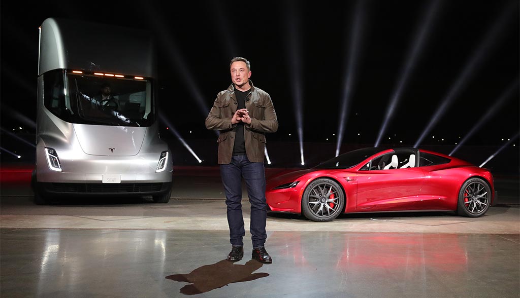 MineCooky's tweet photo. Elon Musk ist ausgebrannt - Tesla braucht einen neuen CEO

Eigentlich bin ich kein Fan davon mit dem Finger auf einzelne Leute zu zeigen. Und ja ich weis, Herr Musk wurde schon oft für verrückt erklärt. Er wird seit mindestens 30 Jahren regelmäßig für seine Ideen belächelt.

Drum möchte ich einleitend klar sagen:
Die Menschheit kann dankbar um alles in den 1990er, 2000er und 2010er sein. Er war ein Pionier und auch ich habe bis etwa Anfang Corona gespannt beobachtet was er macht.

Aber es ist eben genau das: Er -WAR- ein Pionier.

Natürlich hat Tesla wieder seinen letzten Quartalszahlen gebrochen und das dürfte auch noch eine kleine Weile so weiter gehen. Das sind aber die Früchte seiner erfolgreichen Arbeit in den 2010er, nicht die des aktuellen Jahrzehnts.

Als CEO einer Firma in dieser Größe ist man in meinen Augen vor allem für deren Zukunft verantwortlich. Dazu braucht es Visionen und diese sehe ich nichtmehr.

Sein Plan zum Massenprodukt war super. In den 2000er gestartet mit dem originalen Roadster, dann zum ModelS um damit das ModelE (Aufgrund von Ford's Patenten zu Model 3 umbenannt) zu einem sehr attraktiven Preis zu produzieren.

Ich habe selbst beobachtet wie er und Tesla täglich für morgen pleite erklärt wurden. Das ist nach wie vor nicht der Fall. Aber die Zeiten haben sich geändert. Tesla ist nichtmehr praktisch Konkurrenzlos. Gewissermaßen könnte man sagen, dass nach der Produktionshölle nun eine noch größere Aufgabe bevor steht.

Aber Elon Musk ist fertig mit Tesla und widmet sich nun zunehmend neuen Projekten.

Entsprechend fehlt es mir zunehmend an neuen Innovationen. So cool der Semi auch ist, es läuft irgendwie sehr schleppend. Volvo Trucks ist hier mittlerweile führend. Vom nächsten Roadster hört man auch nichts mehr und das Model 2 ist zur Fata Morgana geworden. Der Cybertruck wird ein Hit, aber nur in den USA. Im Gegensatz zu den bisherigen Autos wird er kein weltveränderndes Fahrzeug sein.

Derweil verzettelt Herr Musk sich aktuell heftigst bei Twitter und scheint hier zunehmend unter Druck zu stehen. eigentlich müsste er schon alleine deswegen seinen CEO-Posten räumen, weil er aktuell einfach zu viel parallel machen muss. Er könnte gerne noch im Aufsichtsrat bleiben. Aber er müsste mit Tesla beginnen einen Fulltime-CEO einzusetzen.

Tesla ist nach wie vor der Konkurrenz um Jahre voraus. Sowohl in Sachen Produktion, aber auch Software und Integration von so vielem auf verschiedensten Ebenen. Das ist keine Frage. Aber der Abstand zur Konkurrenz schrumpft. Übrigens sehr gut vergleichbar mit dem iPhone und allen anderen Smartphones.

Meine Prognose:
Elon Musk hat Tesla groß gemacht, aber wenn es aber so weiter geht, macht er Tesla auch wieder klein.

All meine langen Threads findet ihr übrigens auch meiner Webseite unter "Kommentar" @smartEMOTION:
https://t.co/fkfLdjvpk2
