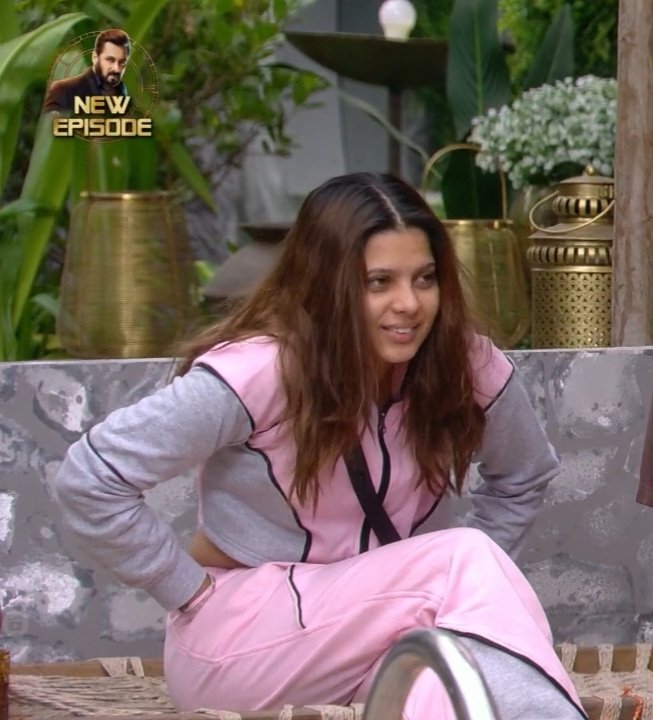 manalibagchi87's tweet photo. No fuss, No drama, No ott reaction #AliceKaushik created for  bathroom issue. Neither she blame any one nor she took name of any contestent and she cleaned the bathroom also. It proofs she is mature enough to handle sensible issue perfectly.
#BiggBoss18 #AliceArmy #BB18 https://t.co/JRSlz9UltW