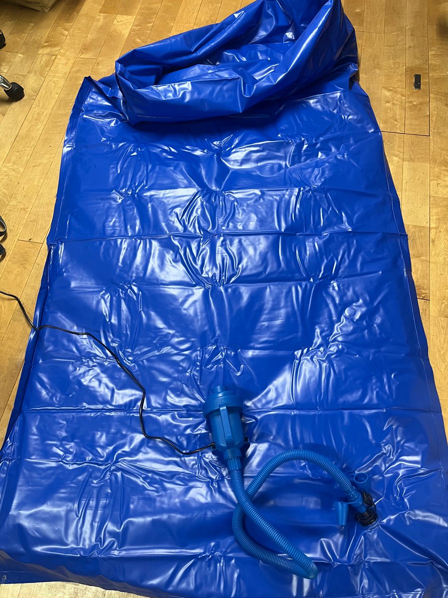 pvcmax's tweet photo. 4m以上の特大空ビを半分に折り込んだだけの簡易ダブルレイヤードバッグ。切り貼りの手間もなく空気漏れの心配0^_^
#空ビ #pvcfetish #ダブルレイヤード https://t.co/2VZP9lo9Iy