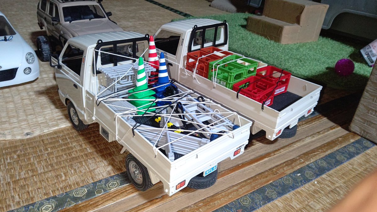 TREKCAPWORKSR's tweet photo. 追加したフックに
タコ糸とゴム紐で荷締め♪
万力は捻り引っ掛けで♪
酒屋仕様は猫足FRの #D12
足場屋仕様は固足4WDの #D14
荷締めするとリアル感マシマシ♪
フック付けて正解♪
#RAYWOOD #WPLJAPAN
#WPL #キャリイ #ST30 #ST31 https://t.co/ECIZ4heUE5