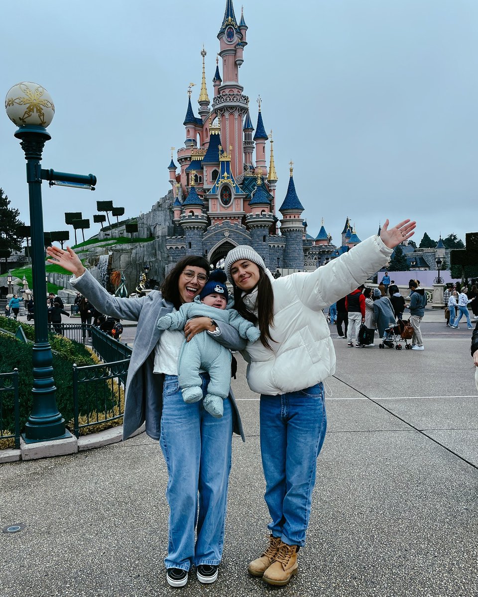 Un año ya, desde aquel viaje a París. Donde le pedí a esta hermosa mujer <a href="/flamepoesie/">⤿ 𝖥𝗂𝗅𝗆'𝒔 🎥 Zoe.♡゙</a> ser mi esposa.

Un año después volvemos pero ahora acompañadas, decidimos venir a nuestro lugar y visitar el lugar más feliz del mundo con nuestro pequeño.

Te amo demasiado Zoe mía.
Feliz año