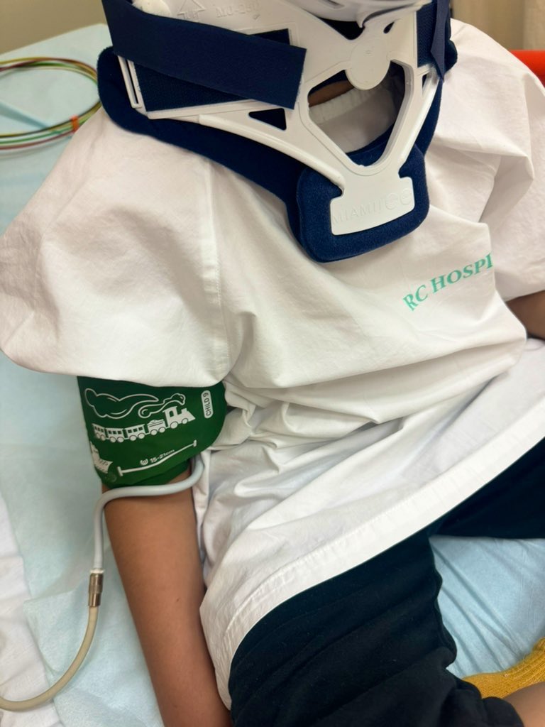 saeedalamri182's tweet photo. نحتاج وقفة من قبلكم على امر تأجير السكوتر  بالشاطي الفناتير 

 مو معقولة منطقه اطفال وعوائل وكبار بالسن وزوار يجي واحد يصدم طفل 6 سنوات ويهرب من الشاطي ويتركه مغمئ عليه!! 

@pr_rc_jubail 
@RCJY1 
@RCJY_UCC 
@security_gov

#الجبيل #الجبيل_الصناعية https://t.co/sErP8W3Zq6