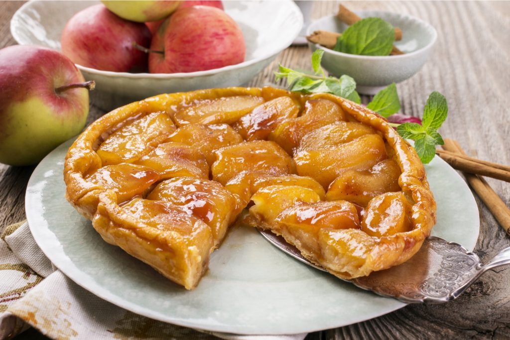 huanzxx_'s tweet photo. La Tarte Tatin :

Tarte 00% française née d'une erreur culinaire. En effet, une Sœur d'un hôtel à enfourner sa tarte en pomme en oubliant certains ingrédients.

Le comble, c'est qu'elle l'a servi à l'envers.... Un succès innatendu et la tarte Tatin est née https://t.co/BgAPYDw2tH