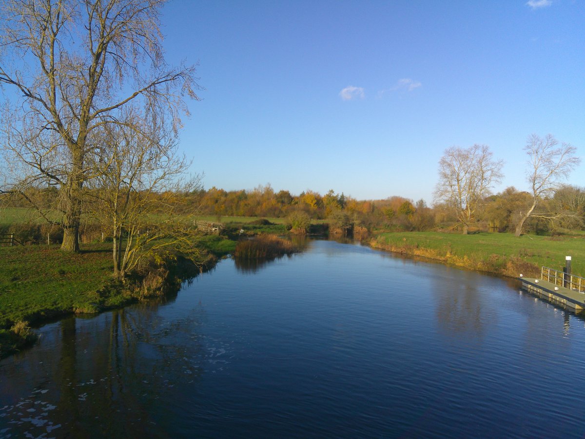 HelenRo88542779's tweet photo. ๐ฅพโ๏ธLovely to get a brisk 7 mile boots walk in after work with blue sky! #NatureTherapy #Elton #Nassington #NeneWay https://t.co/aeNgH1FbcF