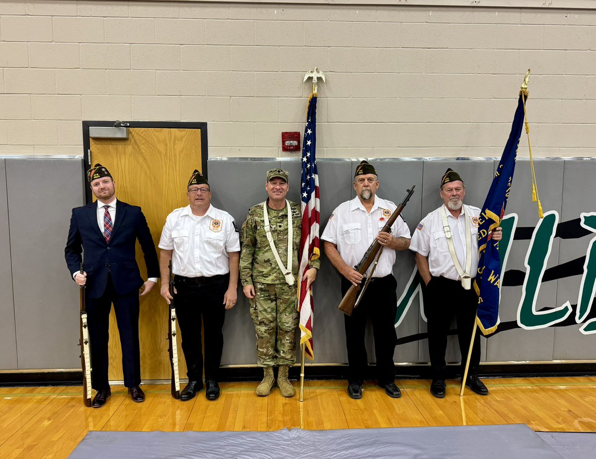 swartz_c's tweet image. A must see! The Veterans Day assembly at DHS is an amazing event to honor those who served our country. Kudos to the Leadership class and others who helped to organize the event! @DeSotoWildcats @USD_232