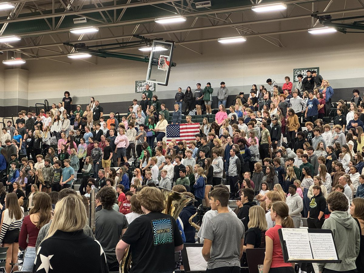 swartz_c's tweet image. A must see! The Veterans Day assembly at DHS is an amazing event to honor those who served our country. Kudos to the Leadership class and others who helped to organize the event! @DeSotoWildcats @USD_232