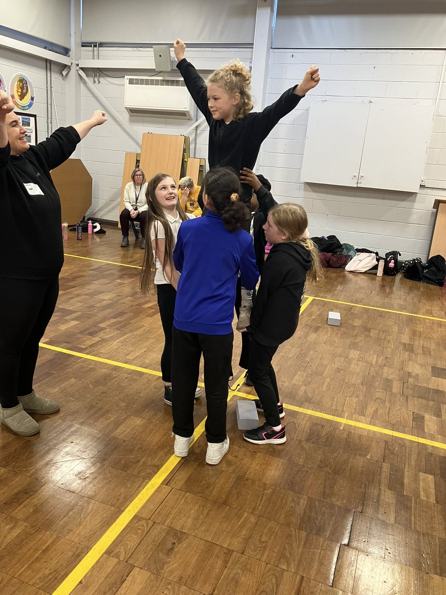 LeedsWellSchool's tweet photo. We had a fantastic evening @BeestonPrimary for our first ever South Girls Only event. We had 80+ girls taking part in @whiterosecheer1 event &amp; had some many smiley faces. What a great event 😊🙌🏻🤸‍♀️📣🤩 https://t.co/WVnsIUcTdX